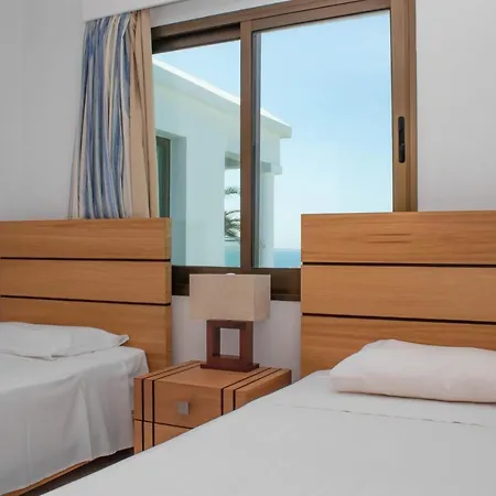 رودودافني بيتش أبارتمنتس شقة فندقية 4*